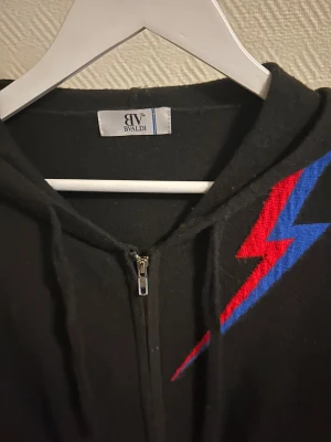Bvaldi kash - Säljer min zip hoddie från bvaldi storlek s bra skick lite noprig men syns knappt