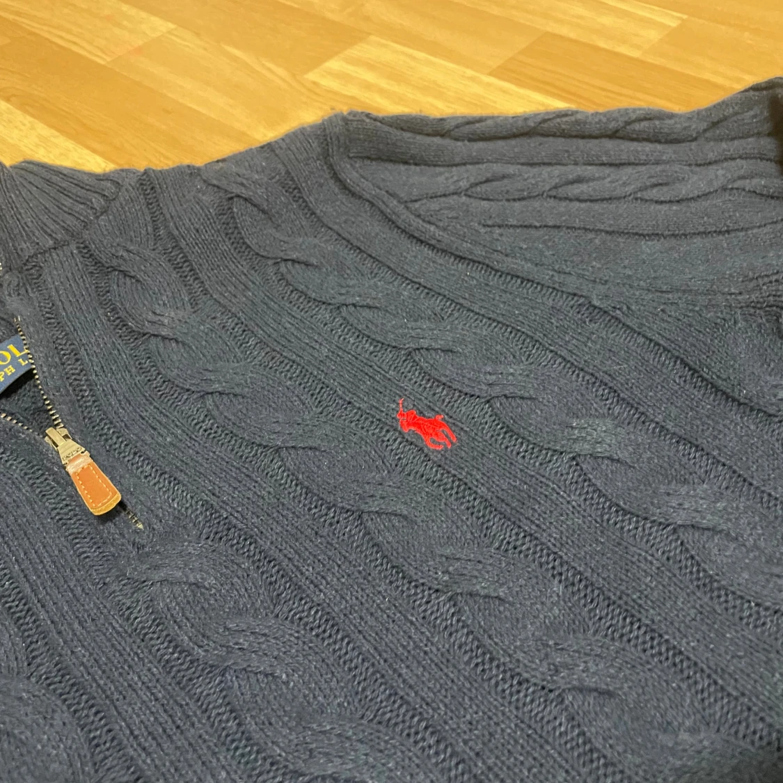 Marinblå stickad tröja  - 1