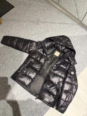Moncler maya puffer jacket - size M