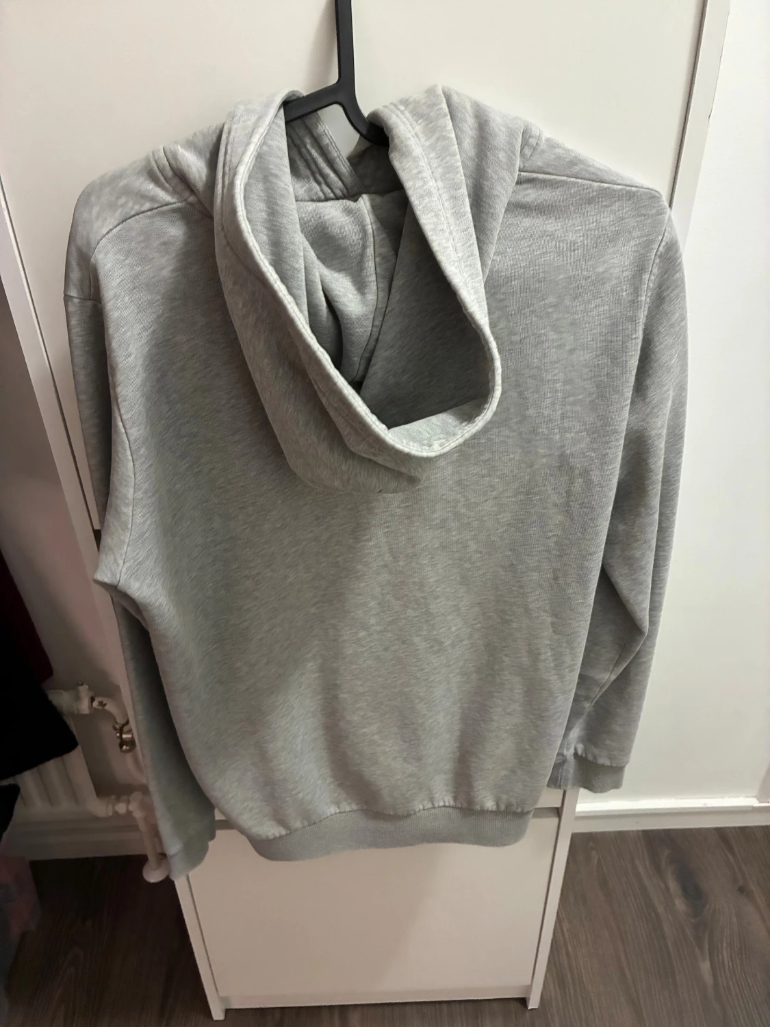 Grå hoodie från Peak Performance - 1