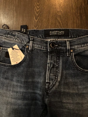 Blåa handpicked jeans  - Säljer ett par helt nya handpicked jeans då dem inte passar mig. Tags medföljer, storlek 33. Vid frågor är det bara att skriva, inget pris hugget i sten!
