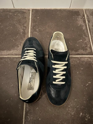 Maison margiela gats - Säljer nu mina asfeta och eftertraktade Maison margiela gats i storlek 43, passar även 44! Dustbag ingår och påsar för skorna. Använda fåtal gånger så skorna är i mycket fint skick! De ända skavanken är på boxen och de är liten spricka men något som inte gör något då de är skorna man bär! Tveka inte med att ställa frågor!