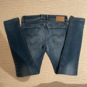 Diesel Jeans - Snygga blå diesel jeans, storlek W29 L30, sitter slim fit, pris går att diskutera! 