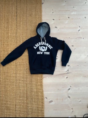 Mörkblå hoodie Abercrombie & Fitch - Asfet Abercrombie & Fitch hoodie storlek S mitt pris 649 kr