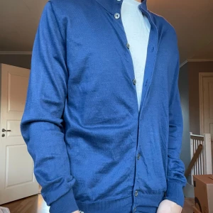 Ferrante cardigan  - Tja säljer nu min riktigt snygga cardigan ifrån det väldigt exklusiva märket Ferrante. Ny pris:-2499!!  Storlek M! Hör av er vid fler funderingar🤝