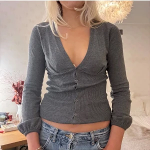 v-ringad kofta  - Så fin kofta som ej kommer till användning längre. Dom första bilderna är från den gamla ägaren. Står storlek l/xl men passar mig som har storlek s och är 173 ish🤗