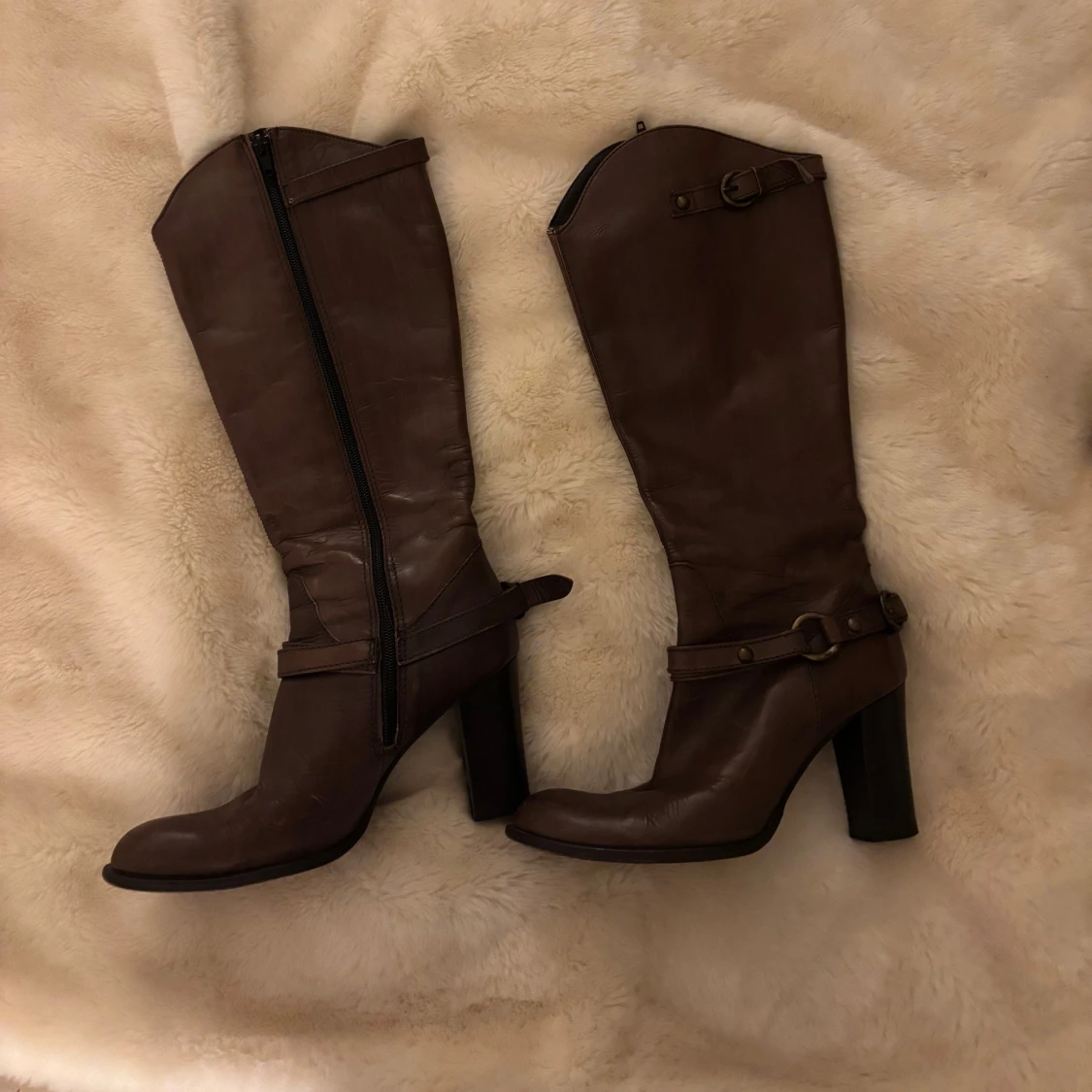 Bruna höga stövlar i skinn, storlek 37