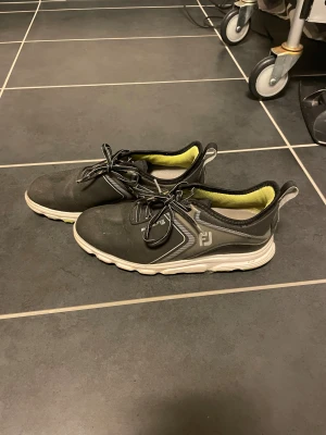 Footjoy golfskor - Säljer ett par gamla golfskor då de inte passar mig längre:)