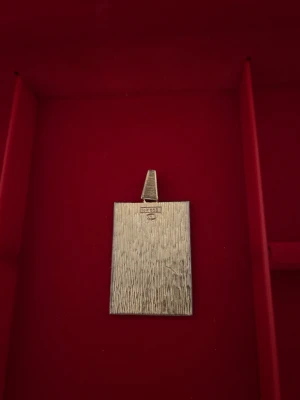 Schackmönstrad hängsmycke i silver - Unikt rektangulärt hängsmycke med schackrutigt mönster i svart, guld och orange. Tillverkat i silver med tydlig stämpel på baksidan. Perfekt för dig som gillar grafiska detaljer och vill sticka ut med ett coolt halsband.