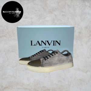 Gråa lanvin skor med glans - Mockaimpregnering är möjligt, hör av dig innan köp isåfall! Väldigt snygga Lanvin skor i grå mocka med unika grågrön lackade tår. Defekt på cap toen samt mindre synlig fläck på mockan kontakta mig vid mer info. I övrigt fint skick och mycket kvar att ge. Storlek 7 motsvara 41. Lanvins är ofta något stora i storlek. Fråga gärna om innermått vid osäkerhet. Endast skorna ingår.                                            Nypris 4000-6000 kr | Vårt pris: 1895 kr | Alla följare får rabatt, så följ!