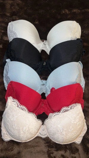 BH:ar i storlek 70D och 70C - Säljer mina bh:ar som jag inte kan ha längre. Dom 3 på andra bilden är i storlek 70D  , fint skick förutom att den vita blivit lite smutsvit. Dom har knäppe med 3 st. På 4:de bilden ser man två bh:ar i storlek 70C också i fint skick , de har fastnat lite ludd på den rosa bara. Jag säljer dom i samma paket eller 70D och 70C för sig, men tycker att man passar i båda, de kallas ju för tvillingstorlek. 450 för alla eller 300/200 för D eller C