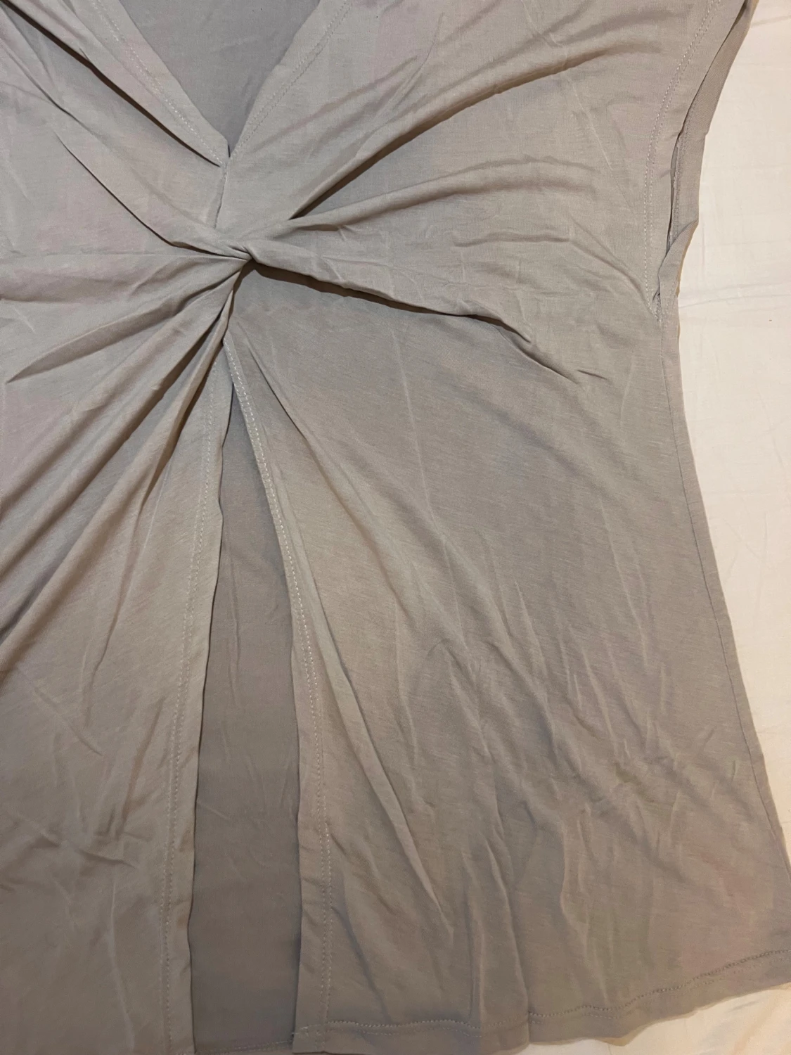 Grå omlott topp med twist fram - 1