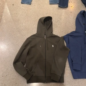 Olivgrön hoodie från Polo Ralph Lauren - Snygg olivgrön hoodie från Polo Ralph Lauren Pris kan diskuteras FLER BILDER BIFOGAS I DM