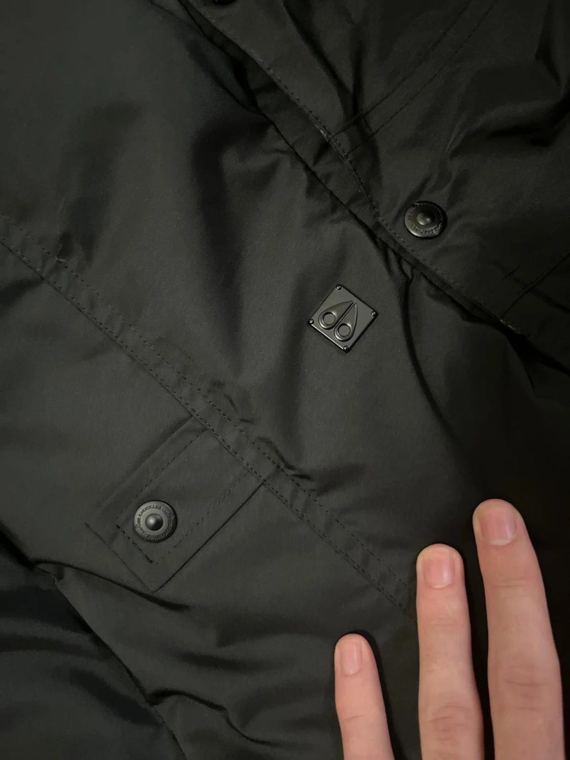 Svart dunjacka från Moose Knuckles onyx - 3