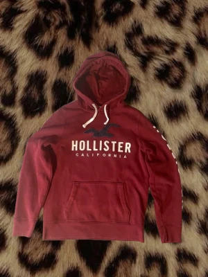 Vintage Hoodie från hollister - Vintage hollister hoodie. Denna säljs inte längre och är riktigt eftertraktad. Storlek M. Längd 65. Bredd 49. 