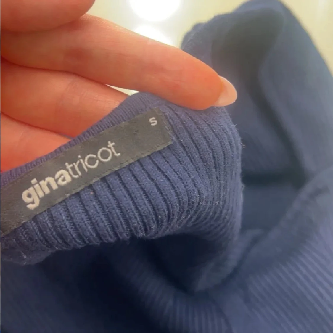 Marinblå ribbad topp  - 1