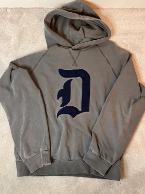 Grön dondup hoodie  - Dondup hoodie – XS – helt ny Säljer en grön Dondup hoodie i storlek XS. Aldrig använd, helt i nyskick  Storlek: XS Skick: Ny / oanvänd Färg: Grön Nypris: ca 1 500–3 000 kr beroende på modell Mitt pris: 1 600 kr (kan sänka vid snabb affär) Kan skickas eller mötas upp. Skriv vid frågor! ✨ 