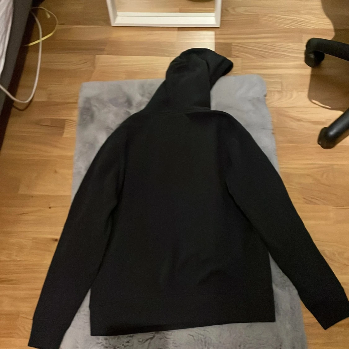 Svart hoodie från Hollister med huva - 2