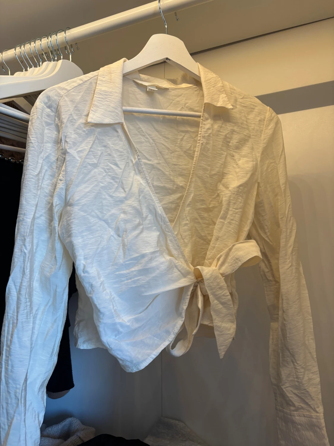 Vit omlottblus med knyt från H&M