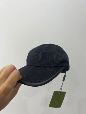 Svart keps - Svart keps säljs. Använder inte alls, har aldrig använt. Snabb frakt smidigt pris.