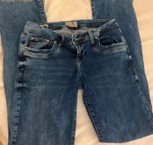 Blå bootcut jeans från ltb - Snygga blå jeans från ltb som är lågmidjade. Jättefint skick. 25/30