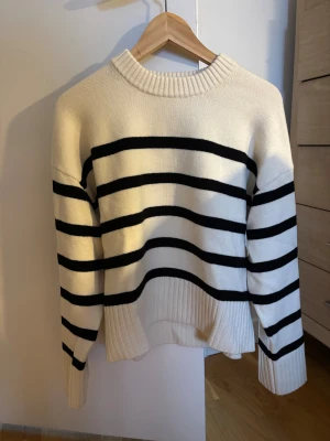 Stickad tröja - Intressekoll på min fina slutsålda stickade tröja från h&m, endast använd en gång. Storlek M men sitter mer som S.