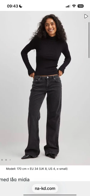 Svarta raka jeans med låg midja - Säljer ett par svarta jeans från NA-KD med låg midja. Jeansen är använda 2 gånger. Säljer då de ej kommer till användning. Jag är 170 lång och de är bra i längd. Passar nog 32/34. Nypris 700kr