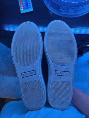 Lanvins  - Marinblå Lanvins i mycket bra skick. Strl 42, sitter som 43. Endast skorna följer med. Skriv om ni har några funderingar!