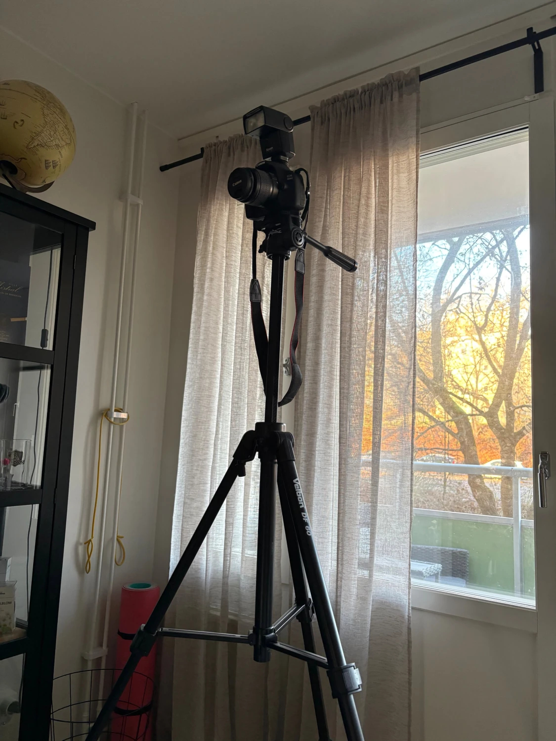 Canon EOS 1200D systemkamera med stativ och extern blixt - 3