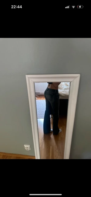 Bootcut jeans i mörkblå denim - Snygga bootcut jeans i mörkblå tvätt med klassisk femficksdesign och låg midja. Jeansen har en lätt utsvängd passform nedtill och är tillverkade i jeansmaterial med subtila slitningar framtill. Perfekta för dig som gillar retrovibbar och en avslappnad stil. Pris kan absolut diskuteras och för fler bilder eller funderingar är det bara att skriva!!