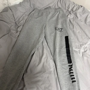 Mjukisbyxor - Sköna att ha hemma, npgrq skador som syns på bilderna! Vet ej om de är nagellim eller färg! Därav priset! Passar XXS-S 