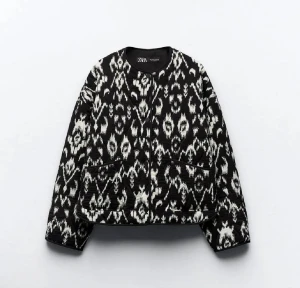 Svart och vit mönstrad jacka från Zara - Säljer en unik svart och vit jacka från Zara med ett coolt abstrakt mönster. Jackan har rund hals, två fickor framtill och lång ärm. Perfekt för dig som vill sticka ut med en trendig look.