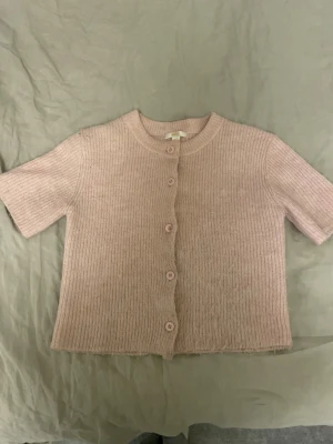 Ljusrosa stickad kofta från Gina Tricot - Superfin rosa stickad kofta från Gina Tricot i storlek 146/152 men passar ändå för någon som är typ 158. Säljer pga att den är för liten för mig. Jättebra skick, har inga defekter.