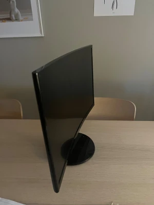 Samsung Curved Monitor - Stilren Samsung curved monitor med tunn ram och rund fot. Skärmen är i gott skick utan synliga repor eller skador. Perfekt för arbete, spel eller film med bred betraktningsvinkel och modern design. Alla funktioner fungerar som de ska.