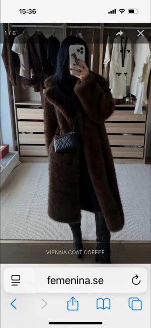 Vienna brun pälsjacka från Femenina - Säljer en Vienna Coat Coffee från Femenina, en lång och fluffig pälsjacka i mörkbrun ton. Jackan har bred krage, raka ärmar och en lyxig, oversized siluett som ger maxad cozy-vibe. Perfekt för kalla dagar när du vill sticka ut med stil. Storlek S. Aldrig använd, helt ny då den är för stor för mig. Nypris 2900