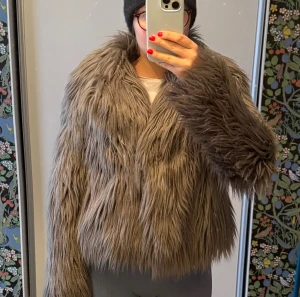 Grå fluffig pälsjacka - Så cool!