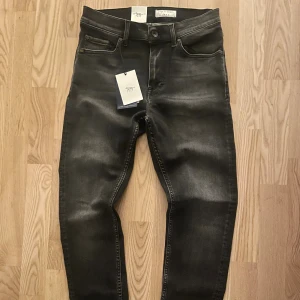 HELT NYA Tiger of Sweden jeans grå - Snygga svarta jeans från Tiger of Sweden med tvättad look. Jeansen är tillverkade i bomullsmix för en skön passform. Perfekta för dig som gillar stilrena och moderna jeans. Skicka Gärna ett bud Priset Kan diskuteras!