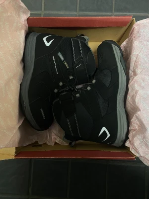 Treksta J Arrow GTX High Black/Grey - Size 35 EU - Säljer ett par Treksta J Arrow GTX High Black/Grey  i nyskick . Skorna är endast använda en gång och har inget slitage. Originalkartong medföljer och skorna är köpta för 1099kr.  💸 Billigare pris vid köp av flera par skor!