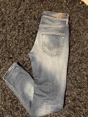 Replay jeans - Ett par tvär snygga Replay jeans i modellen wallys. Storleken står 14a/158 men dom passar lätt 28/30 eller större. Jeansen är i riktigt bra skick endast använda en gång. Mått på jeansen nedan! Bara att skriva om det är några funderingar😁                                                   Längd: 101cm                                                                Midjemått: 40cm