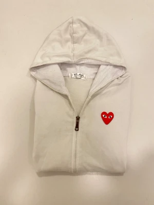 Vit cdg zip hoodie M - Vit comme des garçons play zip up hoodie //  Mycket bra skick //  Storlek M // modellen är ca 185cm 72kg //  Skriv vid minsta fråga eller fundering💯🤝