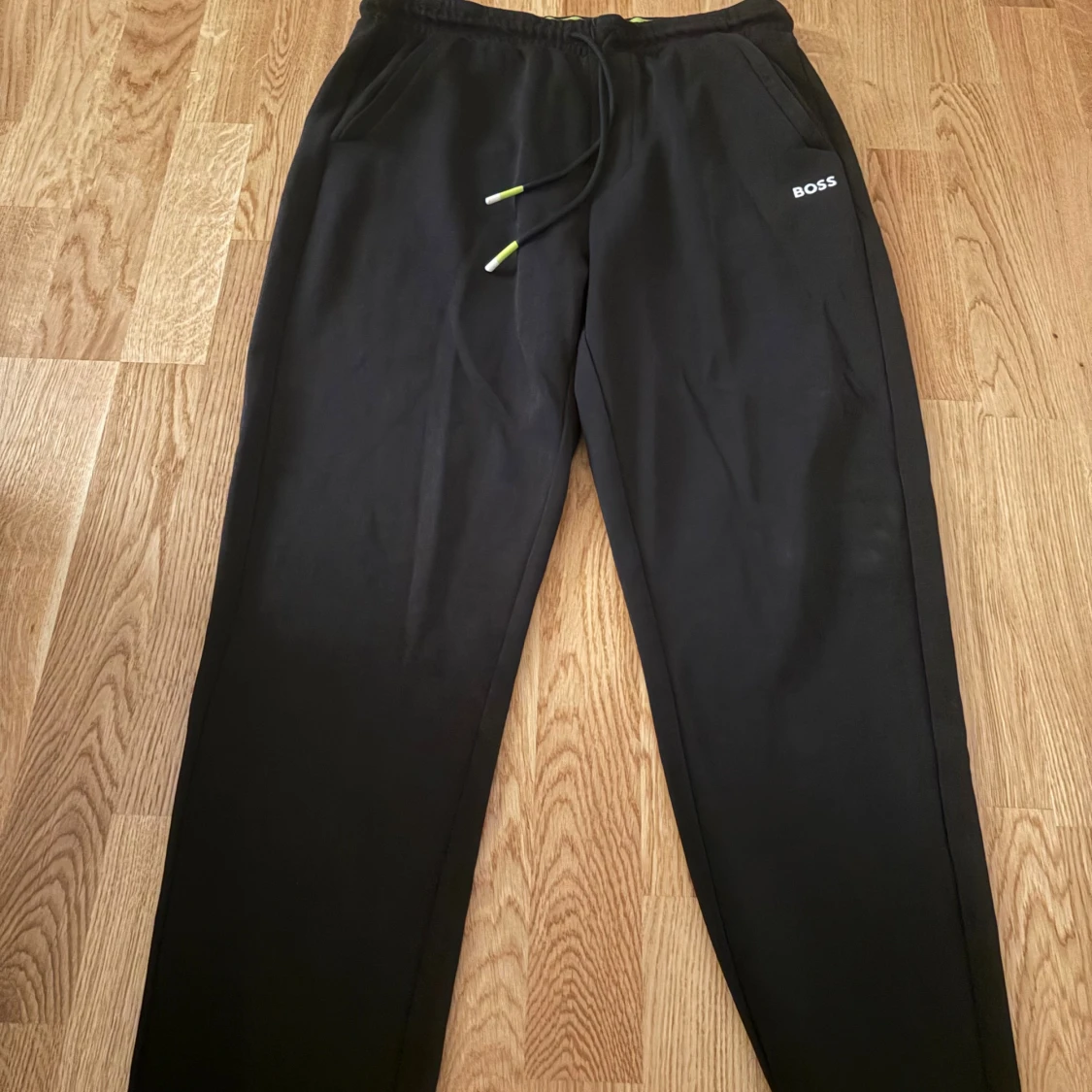 Svart hoodie från BOSS med dragkedja - 2