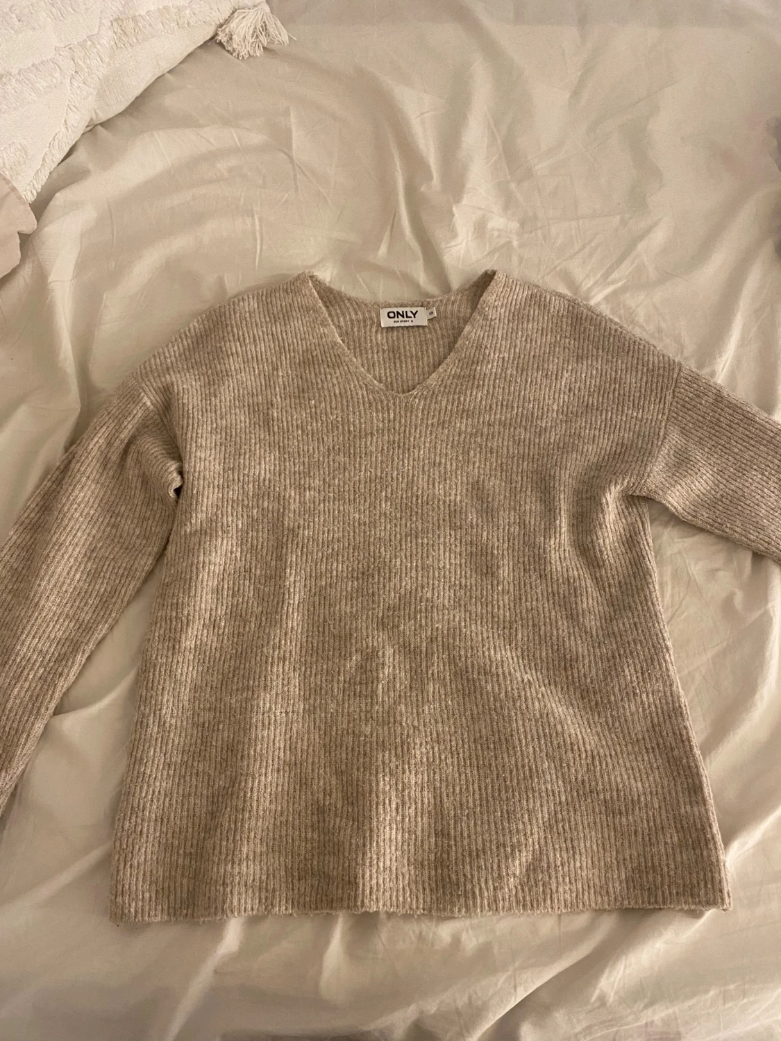 Beige ribbad stickad tröja från ONLY