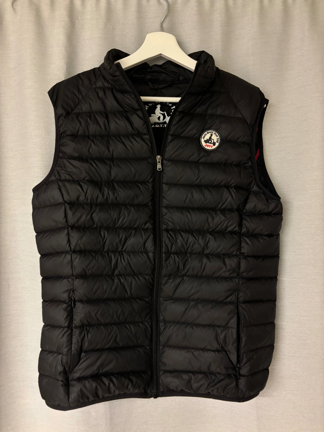 Svart dunväst från JOTT