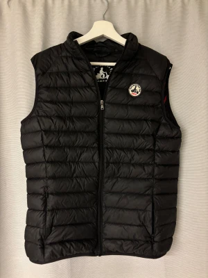 Svart dunväst från JOTT - Svart dunväst från JOTT. Västen är använd men i gott skick. Storlek L men passar även M. Äkta köpt från Nk. Köpte den för runt 1500.