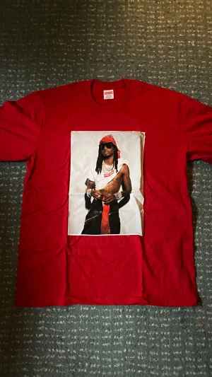 Supreme x Carti M - Supreme och Carti collab. Sprillans ny aldrig använd/tvättad. Passar typ som en large. 