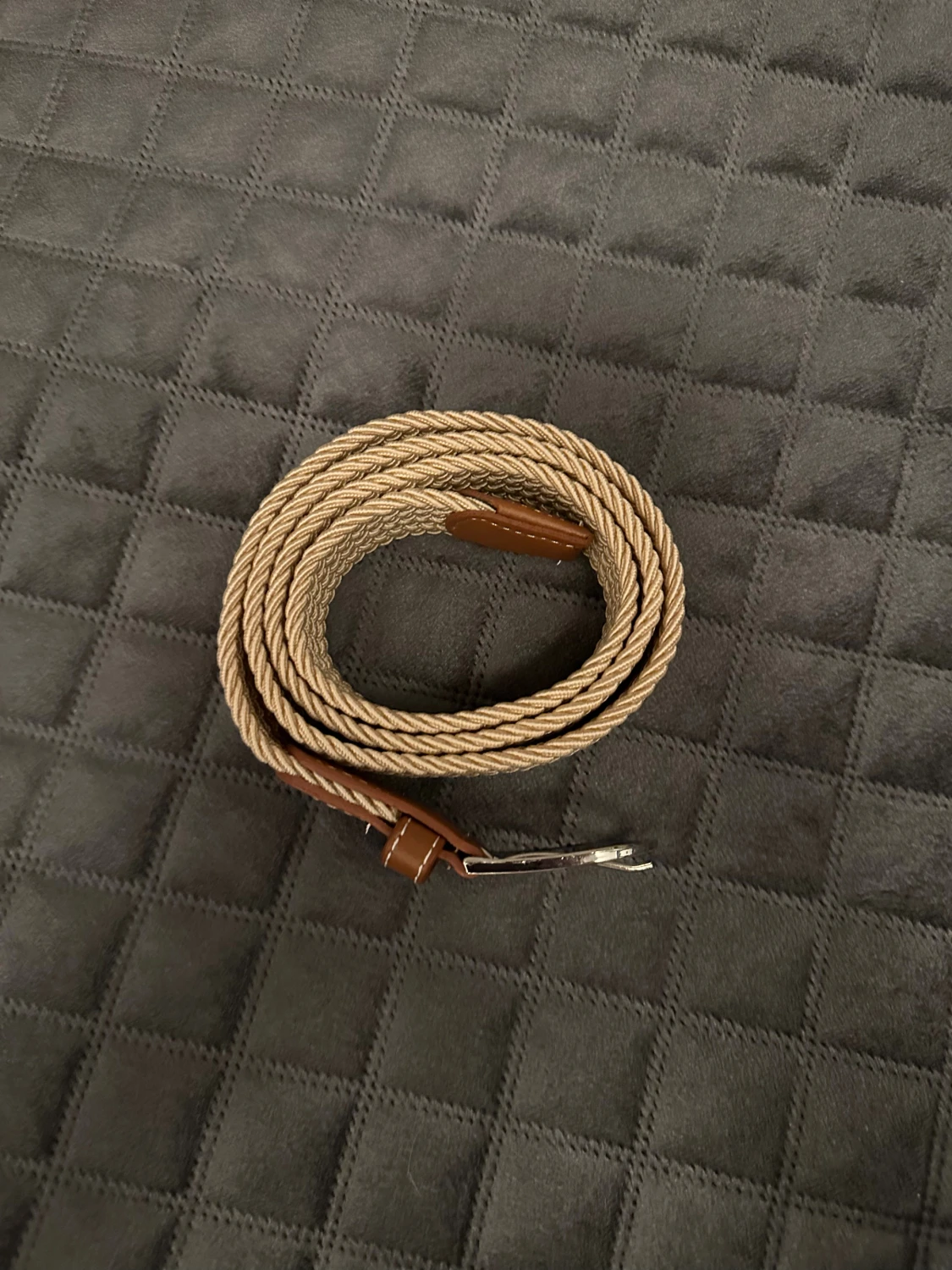 Beige flätat bälte med bruna detaljer - 1