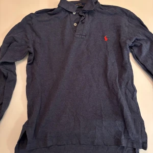 Långärmad Piké ralph lauren - Säler denna mycket fina Ralph lauren långärmade pikén eftersom den nu har blivit för liten. Den är i bra skick och har inga alls skador eller liknande. 