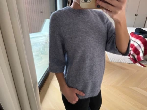 Trekvarts stickad från & Other Stories - Super skön blågrå trekvartströja från & other stories,  använd 1-2 gånger och som nytt skick