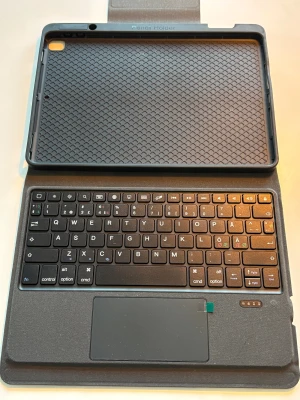 Tangentbord till ipad  - Säljer ett bluetooth tangentbord till iPad 10.2 (gen 7-9). I nyskick. 