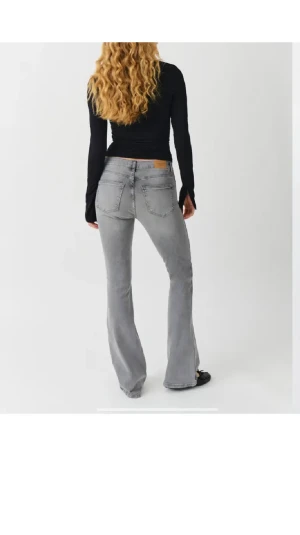 Grå bootcut jeans från Gina  - Snygga lågmidjade gråa jeans från Gina knappt använda så i väldigt bra skick. 